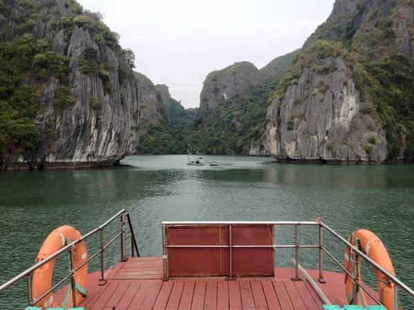 Du khách có thể thuê tàu từ cảng Bến Bèo đến làng chài Việt Hải, hoặc đi bộ xuyên rừng trong Vườn quốc gia Cát Bà, Hải Phòng 5 tiếng. Du khách có thể thuê tàu từ cảng Bến Bèo đến làng chài Việt Hải, hoặc đi bộ xuyên rừng trong Vườn quốc gia Cát Bà, Hải Phòng 5 tiếng.