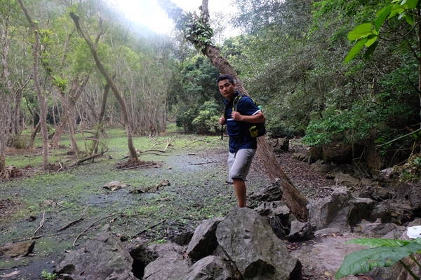 Từ Ao Ếch men theo sườn núi khoảng 4 km là con đường dẫn vào làng chài Việt Hải, đoạn đường này khó khăn hơn bởi những phiến đá to, nhẵn, dốc đá khúc khuỷu, cây dây leo quấn. Đi hết núi cao là đến thung lũng mọc rất nhiều lá lốt bạn sẽ nhìn thấy ngôi làng dần xuất hiện. Từ Ao Ếch men theo sườn núi khoảng 4 km là con đường dẫn vào làng chài Việt Hải, đoạn đường này khó khăn hơn bởi những phiến đá to, nhẵn, dốc đá khúc khuỷu, cây dây leo quấn. Đi hết núi cao là đến thung lũng mọc rất nhiều lá lốt bạn sẽ nhìn thấy ngôi làng dần xuất hiện.