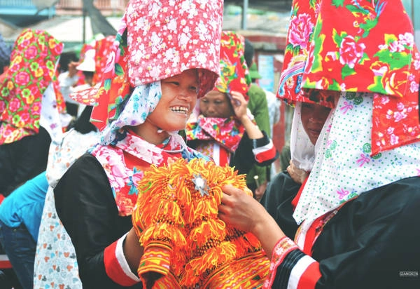 Đừng quên ghé chợ vùng cao Đồng Văn tại xã Đồng Văn, nơi đồng bào Dao, Sán Chỉ tấp nập trao đổi sản vật, ngắm những bộ trang phục “chăn con công” độc đáo. Đừng quên ghé chợ vùng cao Đồng Văn tại xã Đồng Văn, nơi đồng bào Dao, Sán Chỉ tấp nập trao đổi sản vật, ngắm những bộ trang phục “chăn con công” độc đáo.