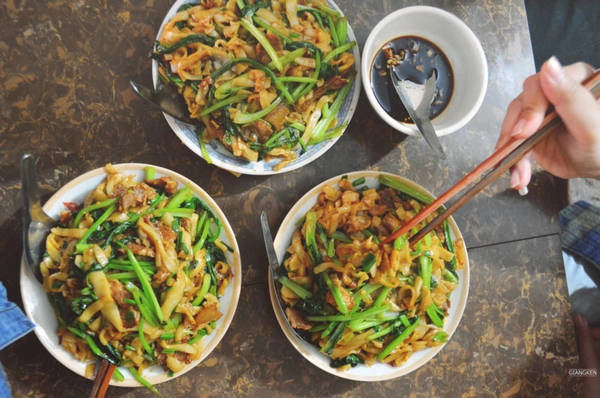 Các món ăn đậm chất núi rừng Đông Bắc tại đây là bánh coóc mò, bánh gật gù, cá suối nướng… Đặc biệt có món phở xào “thần thánh” và miến dong rất nổi tiếng, các loại tinh dầu quế, sở,… Các món ăn đậm chất núi rừng Đông Bắc tại đây là bánh coóc mò, bánh gật gù, cá suối nướng… Đặc biệt có món phở xào “thần thánh” và miến dong rất nổi tiếng, các loại tinh dầu quế, sở,…