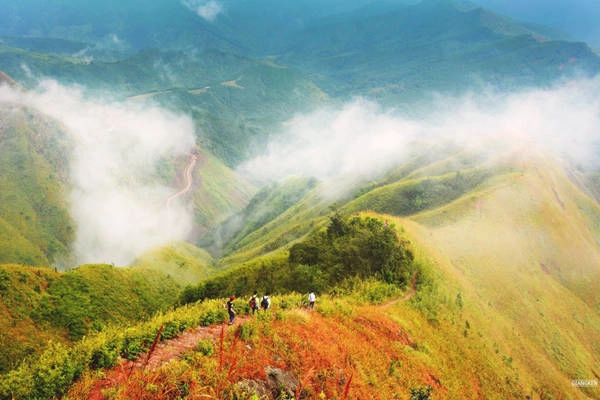 Cũng tựa như “sống lưng khủng long” Tà Xùa của Tây Bắc, con đường mòn vẽ trên đỉnh núi uốn lượn lên cao như vô tận, sau khi xuyên qua rừng thông, rừng trúc, đòi hỏi sức bền và lòng quyết tâm cao. Cũng tựa như “sống lưng khủng long” Tà Xùa của Tây Bắc, con đường mòn vẽ trên đỉnh núi uốn lượn lên cao như vô tận, sau khi xuyên qua rừng thông, rừng trúc, đòi hỏi sức bền và lòng quyết tâm cao.