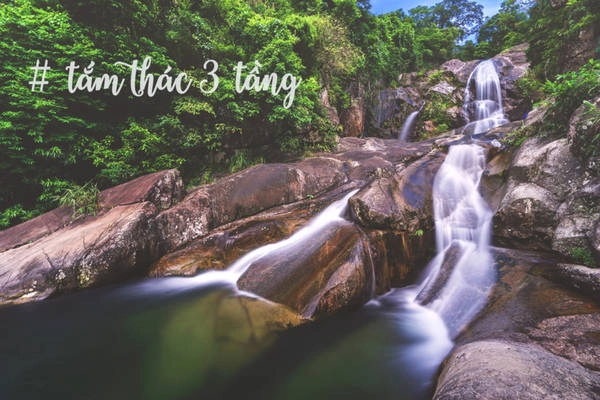 Suối, thác cũng là một trong những đặc sản ở đây. Thác Khe Vằn ba tầng nước, thác Sú Cáu, Sông Moóc, Khe Tiền và rất nhiều thác nhỏ không tên đẹp hoang sơ, mang trong mình nhiều câu chuyện đẹp. Suối, thác cũng là một trong những đặc sản ở đây. Thác Khe Vằn ba tầng nước, thác Sú Cáu, Sông Moóc, Khe Tiền và rất nhiều thác nhỏ không tên đẹp hoang sơ, mang trong mình nhiều câu chuyện đẹp.