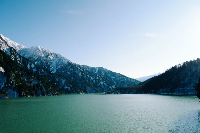 Cung đường đi qua hai ngọn núi là Tateyama và Akazawadake, nối ở giữa là đập nước Kurobe hùng vĩ. Nước hồ xanh ngắt, xung quanh là núi tuyết, tạo nên khung cảnh thơ mộng.