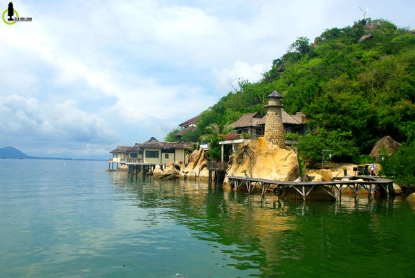 Kết thúc cung đường, cũng là kết thúc chặng Tam Bình (Bình Hưng, Bình Tiên, Bình Lập) bạn sẽ đến với bán đảo Bình Lập, ngày nay trực thuộc thành phố Cam Ranh, tỉnh Khánh Hòa. Nằm án ngữ vịnh Cam Ranh, bán đảo Bình Lập có khá nhiều resort, khu nghỉ dưỡng tuyệt đẹp, rất phù hợp cho các gia đình có nhu cầu đi nghỉ dưỡng. Nổi bật nhất chính là Resort Ngọc Sương, chính là bối cảnh chính trong bộ phim nổi tiếng "Những nụ hôn rực rỡ". Kết thúc cung đường, cũng là kết thúc chặng Tam Bình (Bình Hưng, Bình Tiên, Bình Lập) bạn sẽ đến với bán đảo Bình Lập, ngày nay trực thuộc thành phố Cam Ranh, tỉnh Khánh Hòa. Nằm án ngữ vịnh Cam Ranh, bán đảo Bình Lập có khá nhiều resort, khu nghỉ dưỡng tuyệt đẹp, rất phù hợp cho các gia đình có nhu cầu đi nghỉ dưỡng. Nổi bật nhất chính là Resort Ngọc Sương, chính là bối cảnh chính trong bộ phim nổi tiếng "Những nụ hôn rực rỡ".