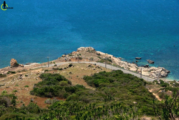 Quãng đường dài xấp xỉ 57 km này dựa lưng vào Vườn quốc gia Núi Chúa, hướng mặt ra biển Đông, và sẽ đưa bạn đi qua rất nhiều địa danh nổi tiếng. Quãng đường dài xấp xỉ 57 km này dựa lưng vào Vườn quốc gia Núi Chúa, hướng mặt ra biển Đông, và sẽ đưa bạn đi qua rất nhiều địa danh nổi tiếng.