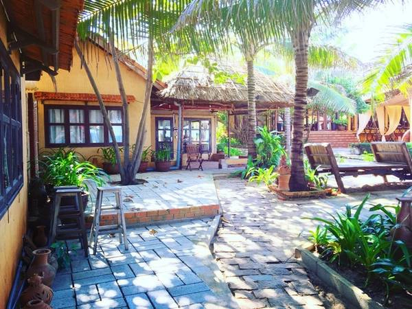 Nếu đi hai ngày, ban đêm, bạn nên chọn nghỉ lại ở Mũi Né, sáng hôm sau có thể ngắm bình minh và tắm biển, thư giãn trước khi về lại TP HCM. Resort ở Mũi Né rất đa dạng, tuỳ theo túi tiền, bạn có thể chọn nơi nghỉ phù hợp. Cắm trại ngủ lều bên bãi biển cũng là một ý tưởng không tồi. Đêm có thể nằm nghe sóng biển, sớm mai thức giấc, chỉ cần vén cửa lều là có thể ngắm bình minh. Nếu đi hai ngày, ban đêm, bạn nên chọn nghỉ lại ở Mũi Né, sáng hôm sau có thể ngắm bình minh và tắm biển, thư giãn trước khi về lại TP HCM. Resort ở Mũi Né rất đa dạng, tuỳ theo túi tiền, bạn có thể chọn nơi nghỉ phù hợp. Cắm trại ngủ lều bên bãi biển cũng là một ý tưởng không tồi. Đêm có thể nằm nghe sóng biển, sớm mai thức giấc, chỉ cần vén cửa lều là có thể ngắm bình minh.