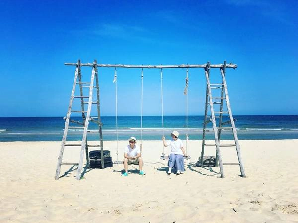Điểm trừ ở cung này là biển không trong xanh bằng đoạn Vĩnh Hy, nhưng bù lại, những cồn cát trắng xoá lại làm nên vẻ đẹp đặc trưng của đoạn Bàu Trắng - Phan Rí Cửa. Điểm trừ ở cung này là biển không trong xanh bằng đoạn Vĩnh Hy, nhưng bù lại, những cồn cát trắng xoá lại làm nên vẻ đẹp đặc trưng của đoạn Bàu Trắng - Phan Rí Cửa.