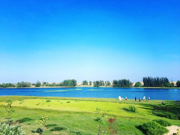 Bàu Trắng là hồ nước ngọt nhưng vẫn xanh biếc như nước biển. Ở đây, "bàu" có nghĩa là "hồ", khu Bàu Trắng có hai hồ gọi là Bàu Ông và Bàu Bà. Một bàu có cả đầm sen bên cạnh nên còn được gọi là Bàu Sen. Đây cũng là địa điểm chụp hình cưới nổi tiếng ở Mũi Né, ngoài biển và các đồi cát. Bàu Trắng là hồ nước ngọt nhưng vẫn xanh biếc như nước biển. Ở đây, "bàu" có nghĩa là "hồ", khu Bàu Trắng có hai hồ gọi là Bàu Ông và Bàu Bà. Một bàu có cả đầm sen bên cạnh nên còn được gọi là Bàu Sen. Đây cũng là địa điểm chụp hình cưới nổi tiếng ở Mũi Né, ngoài biển và các đồi cát.