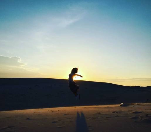 Hoàng hôn trên những đồi cát có vẻ quyến rũ rất riêng. Bạn có thể thỏa thích vui đùa, chụp ảnh. Hoàng hôn trên những đồi cát có vẻ quyến rũ rất riêng. Bạn có thể thỏa thích vui đùa, chụp ảnh.