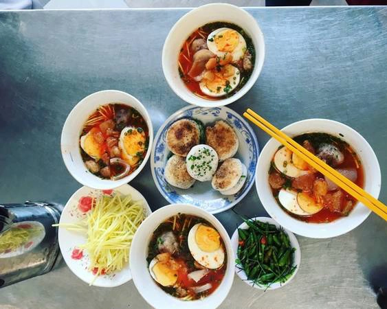 Dọc theo đường biển có rất nhiều khách sạn, resort từ bình dân đến cao cấp. Và bạn cũng có thể tranh thủ thưởng thức một số đặc sản địa phương như bánh căn, bánh xèo, bánh tráng mắm ruốc, cơm gà... Nếu không vào trung tâm thành phố Phan Thiết, du khách có đi thẳng đến Mũi Né. Các xe khách hầu hết đều có điểm trả khách ở Mũi Né, hoặc đi tàu thì tại ga Mương Mán có xe trung chuyển về các resort ở Mũi Né. Dọc theo đường biển có rất nhiều khách sạn, resort từ bình dân đến cao cấp. Và bạn cũng có thể tranh thủ thưởng thức một số đặc sản địa phương như bánh căn, bánh xèo, bánh tráng mắm ruốc, cơm gà... Nếu không vào trung tâm thành phố Phan Thiết, du khách có đi thẳng đến Mũi Né. Các xe khách hầu hết đều có điểm trả khách ở Mũi Né, hoặc đi tàu thì tại ga Mương Mán có xe trung chuyển về các resort ở Mũi Né.