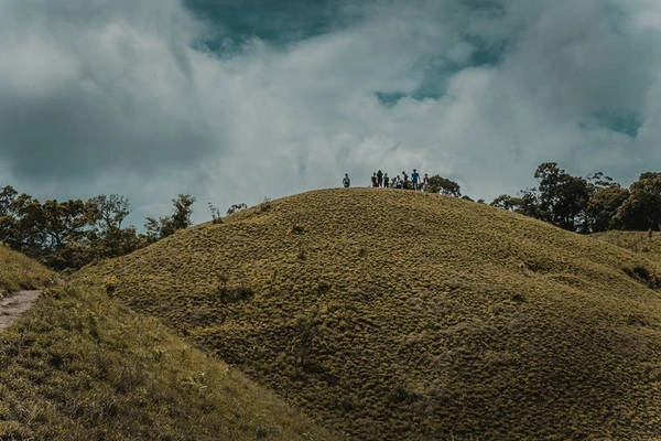 Bắt đầu trekking, các bạn sẽ đi qua rất nhiều rừng thông thấp. Đây là địa điểm đẹp, tha hồ check-in sống ảo. Kế tiếp là các con dốc thẳng đứng, leo rất tốn sức. Đến trưa, chúng tôi ăn nhẹ bằng bánh mì kẹp cá hộp, patê. Nghỉ ngơi một chút, cả đoàn tiếp tục cuộc hành trình. Bắt đầu trekking, các bạn sẽ đi qua rất nhiều rừng thông thấp. Đây là địa điểm đẹp, tha hồ check-in sống ảo. Kế tiếp là các con dốc thẳng đứng, leo rất tốn sức. Đến trưa, chúng tôi ăn nhẹ bằng bánh mì kẹp cá hộp, patê. Nghỉ ngơi một chút, cả đoàn tiếp tục cuộc hành trình.