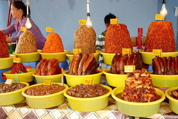 Các loại mắm đa dạng được bán đầy chợ Châu Đốc, nơi bán rất sạch sẽ và thắp đèn cả ngày để xua đuổi ruồi nhặng. Ảnh: mientay.cungbandulich.info