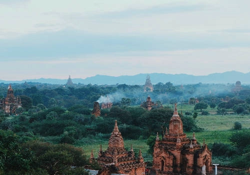 Khung cảnh Bagan nhìn từ đền Shwesantaw. Khung cảnh Bagan nhìn từ đền Shwesantaw.