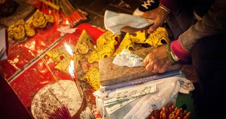 Các bà đồng đang làm phép cho khách hàng được thuận lợi trong cuộc sống. Ảnh: BBC.
