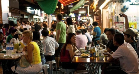 Hong Kong luôn chật chội, từng khoảng không nhỏ đều được tận dụng. Ảnh: BBC.