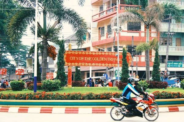Đi hết con dốc cửa khẩu, bạn sẽ tới thành phố “Tam giác vàng” của Myanmar. Cuộc sống của người dân còn nhiều khó khăn nhưng cái bóng của một vùng đất nổi tiếng với các sản phẩm ma túy dần lùi xa, không còn ám ảnh vùng biên giới này. Đi hết con dốc cửa khẩu, bạn sẽ tới thành phố “Tam giác vàng” của Myanmar. Cuộc sống của người dân còn nhiều khó khăn nhưng cái bóng của một vùng đất nổi tiếng với các sản phẩm ma túy dần lùi xa, không còn ám ảnh vùng biên giới này.