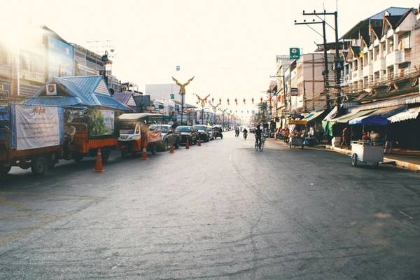 Buổi sáng tại cửa khẩu Mae Sot (Thái Lan) mang vẻ yên bình của thị trấn vùng biên. Những xe chở hàng nối đuôi nhau đi qua cửa khẩu sang phía Myanmar. Người dân ở khu vực cửa khẩu có thể đi lại dễ dàng qua biên giới với những “hộ chiếu” đặc biệt chỉ dành cho dân bản địa. Những cửa hàng ở đây thường được viết bằng cả 2 ngôn ngữ là tiếng Thái và Myanmar. Buổi sáng tại cửa khẩu Mae Sot (Thái Lan) mang vẻ yên bình của thị trấn vùng biên. Những xe chở hàng nối đuôi nhau đi qua cửa khẩu sang phía Myanmar. Người dân ở khu vực cửa khẩu có thể đi lại dễ dàng qua biên giới với những “hộ chiếu” đặc biệt chỉ dành cho dân bản địa. Những cửa hàng ở đây thường được viết bằng cả 2 ngôn ngữ là tiếng Thái và Myanmar.