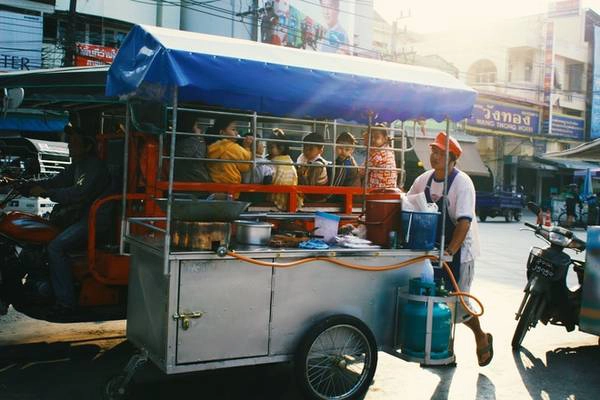 Dù ở bên phía Thái Lan, những chuyến xe tuk tuk chở đầy trẻ em Myanmar. Du khách có thể dễ dàng nhận ra trẻ em Myanmar với lớp Thanaka - một loại bột trang điểm làm từ vỏ cây. Dù ở bên phía Thái Lan, những chuyến xe tuk tuk chở đầy trẻ em Myanmar. Du khách có thể dễ dàng nhận ra trẻ em Myanmar với lớp Thanaka - một loại bột trang điểm làm từ vỏ cây.