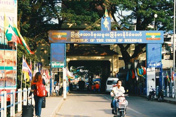 Điểm thú vị nơi cửa khẩu của Myanmar và Thái Lan là về luồng giao thông. Thái Lan đi về bên trái còn Myanmar đi về phía bên tay phải. Khi qua cửa khẩu phía Thái Lan, du khách và các phương tiện sẽ đổi hướng đi lại về phía bên phải để vào khu vực cửa khẩu Myanmar. Ranh giới giữa Thái Lan và Myanmar là một cây cầu nhỏ bắc ngang qua sông. Điểm thú vị nơi cửa khẩu của Myanmar và Thái Lan là về luồng giao thông. Thái Lan đi về bên trái còn Myanmar đi về phía bên tay phải. Khi qua cửa khẩu phía Thái Lan, du khách và các phương tiện sẽ đổi hướng đi lại về phía bên phải để vào khu vực cửa khẩu Myanmar. Ranh giới giữa Thái Lan và Myanmar là một cây cầu nhỏ bắc ngang qua sông.
