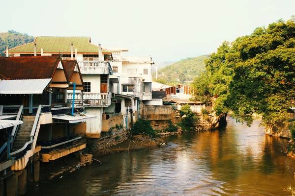 Khung cảnh yên bình hai bên bờ sông Moei với những ngôi nhà nằm sát mực nước. Con sông nhỏ này trở thành ranh giới tự nhiên của hai tỉnh Chiang Rai của Thái Lan và Tachileak của Myanmar. Khung cảnh yên bình hai bên bờ sông Moei với những ngôi nhà nằm sát mực nước. Con sông nhỏ này trở thành ranh giới tự nhiên của hai tỉnh Chiang Rai của Thái Lan và Tachileak của Myanmar.