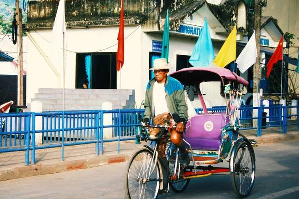 Những người lao động nghèo từ Myanmar thường sang các tỉnh vùng biên của Thái Lan với cơ hội tìm việc làm. Họ phải làm rất nhiều công việc chân tay, kể cả làm việc trong các bãi rác thải với công việc chính là thu gom phế liệu, rác thải tái chế. Một bộ phận lao động khác có thể kiếm được các công việc tốt hơn như kéo xe, chở hàng hóa, làm việc trong các quán ăn… Những người lao động nghèo từ Myanmar thường sang các tỉnh vùng biên của Thái Lan với cơ hội tìm việc làm. Họ phải làm rất nhiều công việc chân tay, kể cả làm việc trong các bãi rác thải với công việc chính là thu gom phế liệu, rác thải tái chế. Một bộ phận lao động khác có thể kiếm được các công việc tốt hơn như kéo xe, chở hàng hóa, làm việc trong các quán ăn…