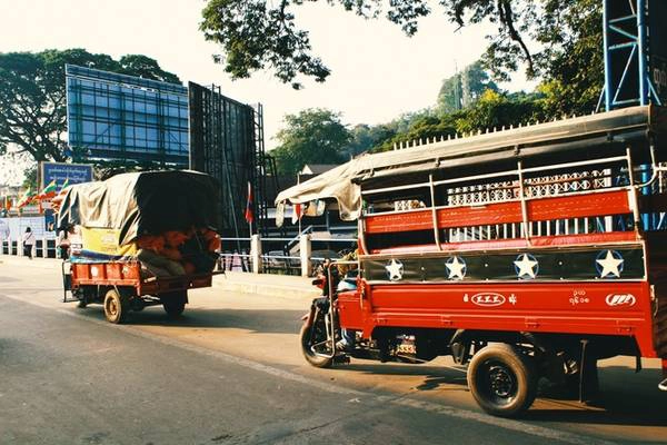Những chiếc xe chở hàng vẫn ngày ngày vận chuyển hàng hóa từ Thái Lan sang Myanmar và ngược lại. Các sản phẩm tiêu dùng chính tại Myanmar thường được nhập khẩu từ Thái Lan qua các cửa khẩu như thế này. Những chiếc xe chở hàng vẫn ngày ngày vận chuyển hàng hóa từ Thái Lan sang Myanmar và ngược lại. Các sản phẩm tiêu dùng chính tại Myanmar thường được nhập khẩu từ Thái Lan qua các cửa khẩu như thế này.