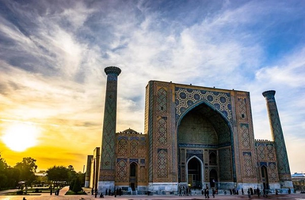 Trên ảnh là bình minh trên quảng trường Registan. Đây là một di tích lịch sử, điểm du lịch nổi tiếng ở Samarkand, cố đô và là thành phố lớn thứ hai ở Uzbekistan.  Dân cư ở đây rất thưa thớt do nhiệt độ khắc nghiệt, mùa hè lên đến 40 độ C, nhưng mùa đông có thể giảm xuống -20 độ C.