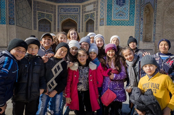 Alesha và Jarryd, cặp đôi blogger du lịch, cho biết người dân ở Uzbekistan rất hào hứng và vui vẻ khi được chụp chung với khách du lịch.