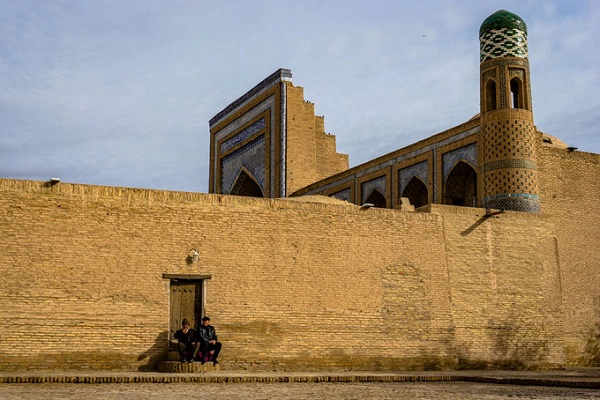 Hai người đàn ông lớn tuổi đang ngồi nghỉ dưới chân một bức tường 600 năm tuổi ở Khiva. Thành phố này là điểm đầu tiên ở Uzbekistan được đưa vào di sản UNESCO.  Ảnh: Nomadasaurus.
