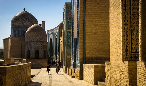 Đi bộ qua các cung điện, thánh đường và lăng tẩm cùng các tòa tháp cao vút với các mái vòm lớn ở đất cố đô, du khách như có cảm giác như đang lạc bước vào một Uzbekistan của thời cổ xưa.