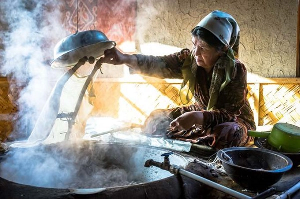 Một trong những nghề nổi tiếng và lâu đời ở đất nước này là dệt lụa tơ tằm. Trên ảnh, người phụ nữ Uzbekistan đang lấy thành phẩm là những sợi tơ vàng óng từ tằm.