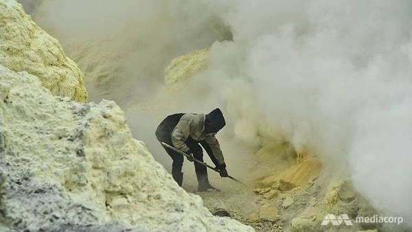 Dù vậy, Yatim cùng 250 đồng nghiệp vẫn phải đối mặt với những nguy cơ khác. Chẳng hạn, một cựu thợ mỏ tại Ijen bị gãy chân và không thể đi làm trong 5 tháng, khiến kinh tế gia đình lao đao.