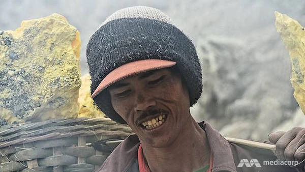 Người đàn ông 44 tuổi bắt đầu ngày mới sớm hơn thường lệ, điều nhiều người ở đây vẫn làm để tránh cái nóng nực của buổi chiều, và để kiếm thêm chút ít từ các đoàn khách du lịch đến đây trước bình minh. Công việc chính của người thợ suốt 7 tiếng lam lũ bên miệng núi lửa là khai thác nguồn lưu huỳnh vô tận bên miệng hồ. Khí lưu huỳnh được chuyển thành dạng lỏng và chảy qua một hệ thống đường ống khổng lồ. Khi lưu huỳnh nguội và chuyển thành dạng rắn, các thợ mỏ cắt chúng thành mẩu nhỏ hơn.
