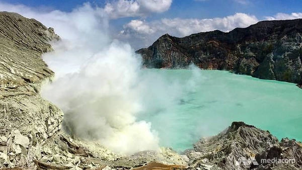 Kholid, người đứng đầu Phòng khám Sức khỏe Cộng đồng Licin, cho biết hệ hô hấp của những người thợ mỏ không bị ảnh hưởng rõ rệt, dù họ tiếp xúc hàng ngày hàng giờ với không khí chứa đầy lưu huỳnh. "Hầu hết đều bị bệnh nha khoa. Nồng độ axit cao trong lưu huỳnh khiến răng bị ăn mòn", ông cho biết.