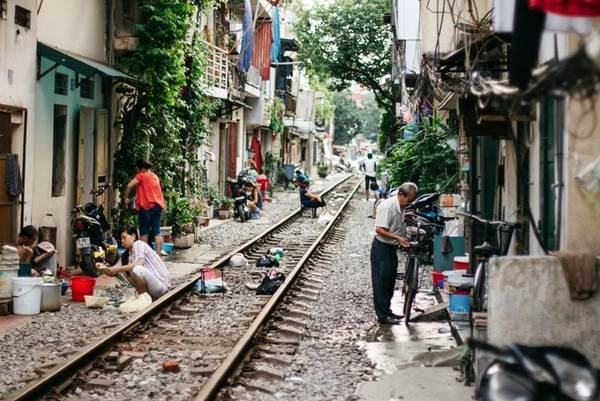 Trong chuyến du lịch tới Việt Nam, Scott Pocock đã "lạc bước" tới xóm đường tàu ở khu vực Lê Duẩn, gần ga Hà Nội. Đoạn đường sắt đi qua trước mặt nhà dân ở đây đã thu hút anh. Trong chuyến du lịch tới Việt Nam, Scott Pocock đã "lạc bước" tới xóm đường tàu ở khu vực Lê Duẩn, gần ga Hà Nội. Đoạn đường sắt đi qua trước mặt nhà dân ở đây đã thu hút anh.