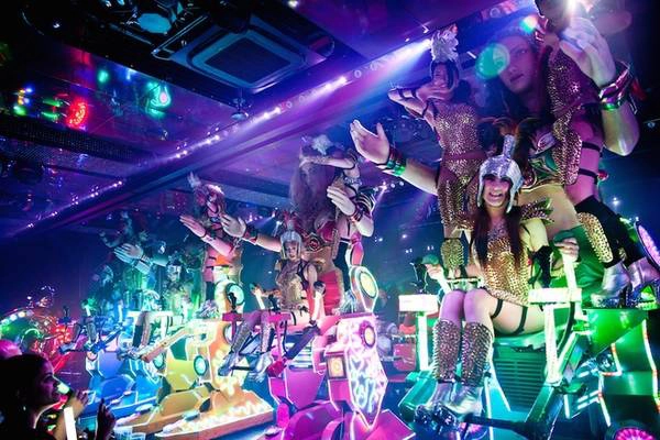 Kabukicho là phố đèn đỏ ở phía bắc giao lộ Yasukuni-dori, phía đông nhà ga Shinjuku Seibu, nổi tiếng với hàng nghìn quán bar, nhà hàng, hộp đêm, khách sạn tình yêu và những dịch vụ tình dục khác. Phần nhiều trong số đó không phục vụ người nước ngoài, trừ khi đi cùng một người biết tiếng Nhật. Nổi bật nhất trong khu Kabukicho là nhà hàng Robot, nơi du khách có thể thưởng thức cuộc vật lộn giữa robot, khủng long và các vũ nữ xinh đẹp người Nhật trong bộ bikini gợi cảm. Doanh thu nhà hàng một năm lên tới 10 triệu USD. Ảnh: Tchintcha. Kabukicho là phố đèn đỏ ở phía bắc giao lộ Yasukuni-dori, phía đông nhà ga Shinjuku Seibu, nổi tiếng với hàng nghìn quán bar, nhà hàng, hộp đêm, khách sạn tình yêu và những dịch vụ tình dục khác. Phần nhiều trong số đó không phục vụ người nước ngoài, trừ khi đi cùng một người biết tiếng Nhật. Nổi bật nhất trong khu Kabukicho là nhà hàng Robot, nơi du khách có thể thưởng thức cuộc vật lộn giữa robot, khủng long và các vũ nữ xinh đẹp người Nhật trong bộ bikini gợi cảm. Doanh thu nhà hàng một năm lên tới 10 triệu USD. Ảnh: Tchintcha.