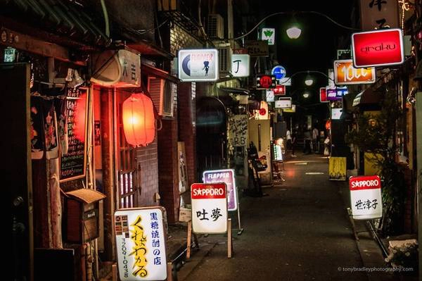 Khác với vẻ ồn ào náo nhiệt của khu phố đèn đỏ, Golden Gai ở phía đông Kabikicho lại giữ cho mình vẻ yên tĩnh của Tokyo những năm 1960. Đây là khu phố hiếm hoi thoát khỏi sự phá hủy của băng đảng xã hội đen yakuza những năm 1980 nhằm mục đích bán lại cho những nhà buôn đất. Golden tập trung hơn 200 quán bar nhỏ với nhiều nét độc đáo riêng, thu hút lượng lớn du khách nước ngoài. Ảnh: Tony Bradley. Khác với vẻ ồn ào náo nhiệt của khu phố đèn đỏ, Golden Gai ở phía đông Kabikicho lại giữ cho mình vẻ yên tĩnh của Tokyo những năm 1960. Đây là khu phố hiếm hoi thoát khỏi sự phá hủy của băng đảng xã hội đen yakuza những năm 1980 nhằm mục đích bán lại cho những nhà buôn đất. Golden tập trung hơn 200 quán bar nhỏ với nhiều nét độc đáo riêng, thu hút lượng lớn du khách nước ngoài. Ảnh: Tony Bradley.