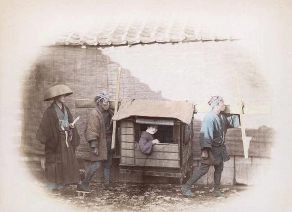 Một phụ nữ ngồi trong kago và được samurai mang hai thanh kiếm tháp tùng. Ảnh chụp năm 1865.