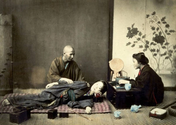 Một người thợ tẩm quất làm việc tại cảng Tokyo.