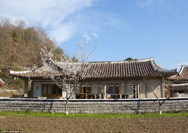 Ngôi làng cho phép khách ở dạng homestay, tức là ở nhà dân.