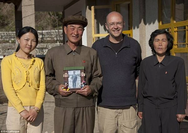 Nhiếp ảnh gia người Pháp, Eric Lafforgue, chụp cùng gia đình nơi ông ở homestay tại làng Jung Pyong Ri
