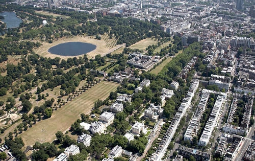 Phố Kensington Palace Gardens, London, Anh Những cư dân nổi tiếng nhất từng sống ở đây là vợ chồng hoàng tử Anh William và công nương Kate Middleton, hoàng tử George, công chúa Charllotte. Giá trung bình cho mỗi mét vuông ở đây vào khoảng 107.000 USD. Phố Kensington Palace Gardens, London, Anh Những cư dân nổi tiếng nhất từng sống ở đây là vợ chồng hoàng tử Anh William và công nương Kate Middleton, hoàng tử George, công chúa Charllotte. Giá trung bình cho mỗi mét vuông ở đây vào khoảng 107.000 USD.