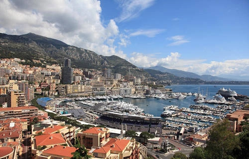 Đại lộ công nương Grace, Monaco Đến tham quan, du khách sẽ có cơ hội được gặp những người nổi tiếng như Lewis Hamilton, Helena Christensen. Giá mỗi mét vuông ở đây vào khoảng 86.000 USD. Đại lộ công nương Grace, Monaco Đến tham quan, du khách sẽ có cơ hội được gặp những người nổi tiếng như Lewis Hamilton, Helena Christensen. Giá mỗi mét vuông ở đây vào khoảng 86.000 USD.
