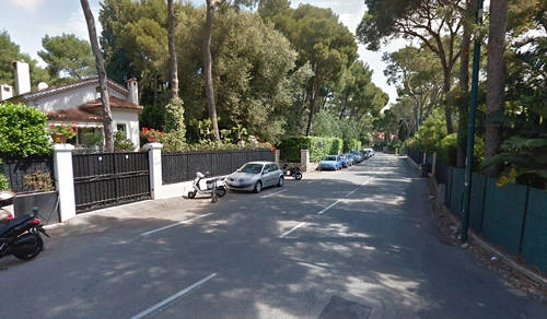 Boulevard du Général de Gaulle, Cap Ferrat, Pháp Một trong những ngôi sao nổi tiếng thế giới mua nhà ở đây là Brad Pitt và Angelina Jolie. Nơi đây cách Monaco khoảng 15 km và khá gần Grande Plage - một trong những bãi biển rộng nhất Biarritz. Bãi biển này hàng năm thu hút nhiều khách du lịch nhà giàu tới nghỉ dưỡng. Giá một mét vuông đất ở đây vào khoảng 79.000 USD. Boulevard du Général de Gaulle, Cap Ferrat, Pháp Một trong những ngôi sao nổi tiếng thế giới mua nhà ở đây là Brad Pitt và Angelina Jolie. Nơi đây cách Monaco khoảng 15 km và khá gần Grande Plage - một trong những bãi biển rộng nhất Biarritz. Bãi biển này hàng năm thu hút nhiều khách du lịch nhà giàu tới nghỉ dưỡng. Giá một mét vuông đất ở đây vào khoảng 79.000 USD.