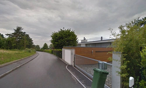 Chemin de Ruth, Geneva, Thụy Sĩ Yên tĩnh và bình dị, ít ai biết rằng khu ngoại ô của Geneva là một trong những nơi dành cho giới siêu giàu sinh sống. Cư dân tiêu biểu ở khu này là gia đình nhà Peugeot, cựu tay vợt người Pháp Henri Leconte... Giá mỗi mét vuông đất ở đây vào khoảng 37.000 USD. Chemin de Ruth, Geneva, Thụy Sĩ Yên tĩnh và bình dị, ít ai biết rằng khu ngoại ô của Geneva là một trong những nơi dành cho giới siêu giàu sinh sống. Cư dân tiêu biểu ở khu này là gia đình nhà Peugeot, cựu tay vợt người Pháp Henri Leconte... Giá mỗi mét vuông đất ở đây vào khoảng 37.000 USD.