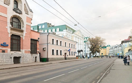 Ostozhenka, Moscow, Nga Ostozhenka là con phố nằm ở quận trung tâm của Moscow, kéo dài từ ga tàu điện ngầm Kropotkinskaya đến ga tàu điện ngầm Park Kultury. Giá trung bình của mỗi mét vuông đất ở đây là 29.000 USD, đắt hơn cả đại lộ số 5 ở New York hay đại lộ Montaigne ở Paris. Một trong những cư dân giàu có ở đây là nhà tài phiệt người Nga Alisher Usmanov. Ostozhenka, Moscow, Nga Ostozhenka là con phố nằm ở quận trung tâm của Moscow, kéo dài từ ga tàu điện ngầm Kropotkinskaya đến ga tàu điện ngầm Park Kultury. Giá trung bình của mỗi mét vuông đất ở đây là 29.000 USD, đắt hơn cả đại lộ số 5 ở New York hay đại lộ Montaigne ở Paris. Một trong những cư dân giàu có ở đây là nhà tài phiệt người Nga Alisher Usmanov.