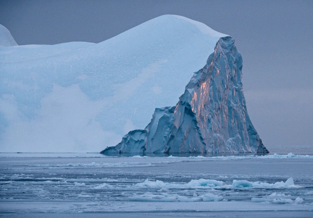 Người dân Greenland đang sống ở nơi có tình trạng khí hậu báo động hàng đầu thế giới với ​​những tảng băng đang tan dần và nước biển ấm lên. Tới đây, bạn có thể bắt gặp những tảng băng trôi khổng lồ trong vịnh hẹp băng Ilulissat.