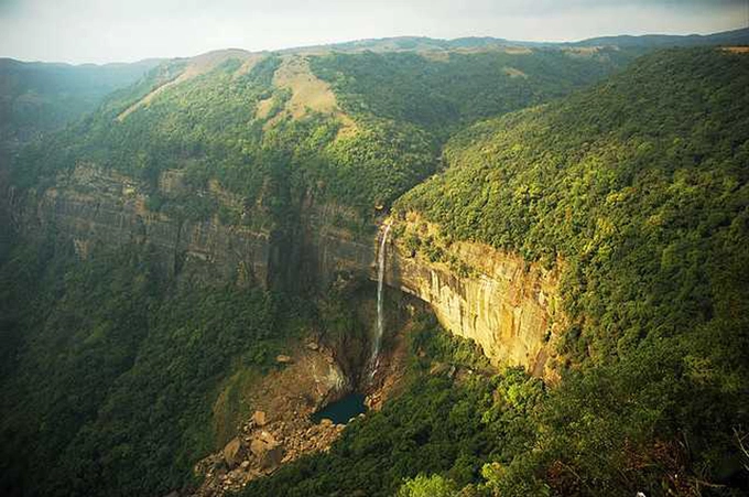 Làng Mawsynram nằm ở quận East Khasi Hill, bang Meghalaya là một trong những điểm thu hút khách du lịch ở Ấn Độ. Giá tour tới thăm nơi này (hai ngày một đêm) từ 85 USD. Với những chuyến thăm 8 ngày 7 đêm, gồm nhiều điểm khác gần làng, giá tour vào khoảng gần 300 USD.  Du khách có thể lái xe từ Shillong tới Mawsynram (cách nhau 61 km) hoặc đi taxi giá 36 USD đến 43 USD.