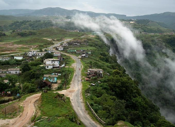 Với dân làng, mây bay vào nhà là cảnh tượng phổ biến. Họ có thể chạm vào những đám mây, thậm chí ngửi và nếm. Mawsynram cũng được biết đến là nơi mưa nhiều nhất thế giới, khi lượng mưa trung bình mỗi năm lên đến 11.871 mm. Do mưa triền miên, cây cối ở đây luôn tươi tốt.