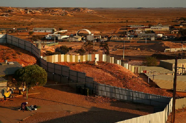 Nhiệt độ vào mùa hè của Coober Pedy có thể lên gần 49 độ C, trong khi mùa đông thì lạnh giá. Đây là khí hậu kiểu sa mạc. Ảnh: BI.